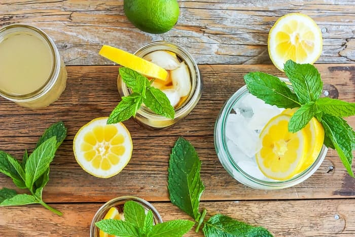 mason jars with ice, lemon, and mint.
