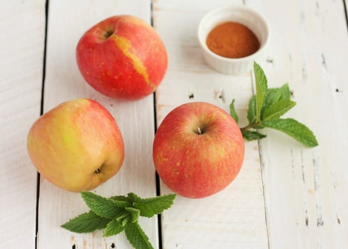 apples with mint and a dish of cinnamon