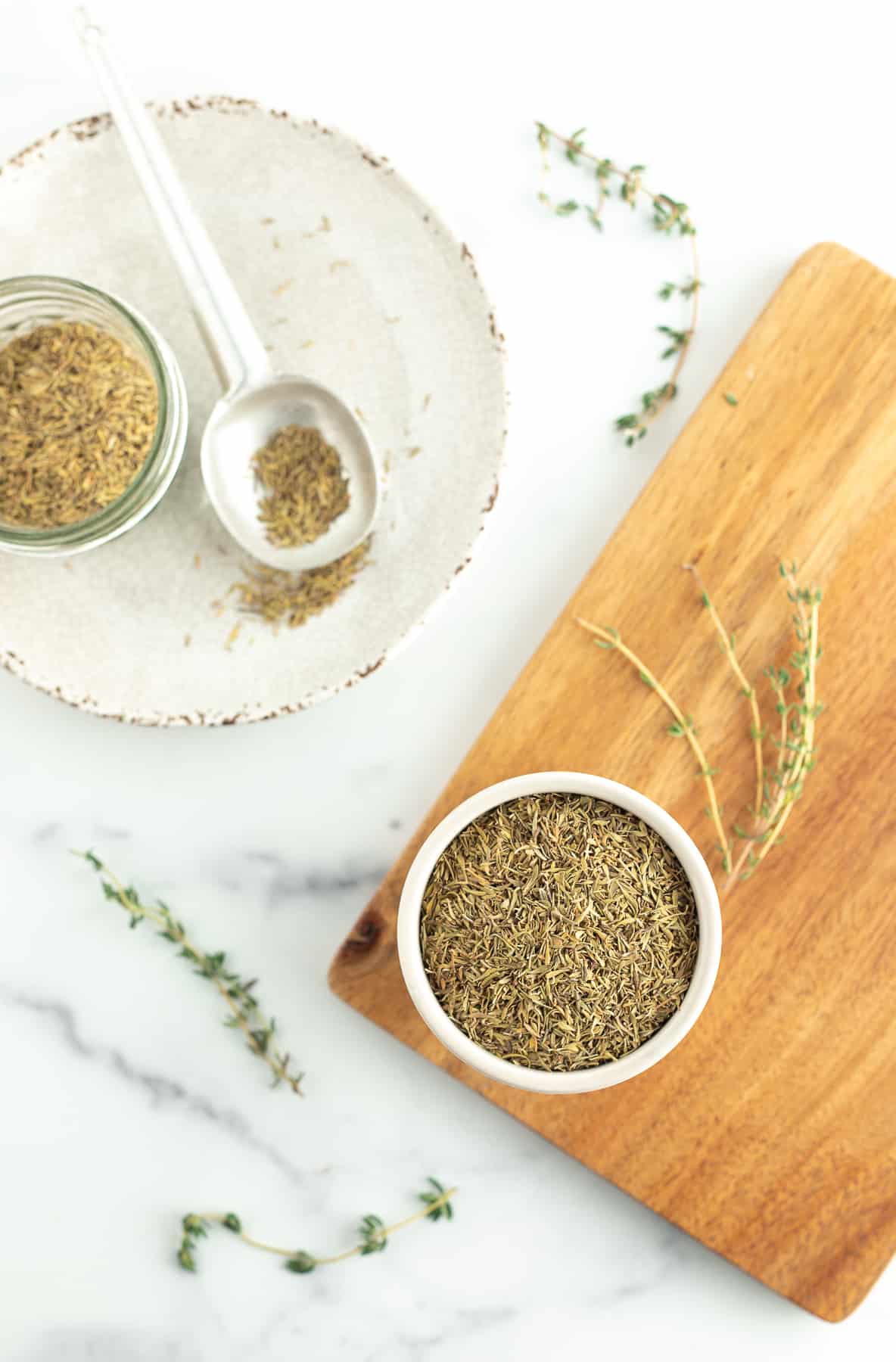 dried thyme on a spoon and in a small bowl.