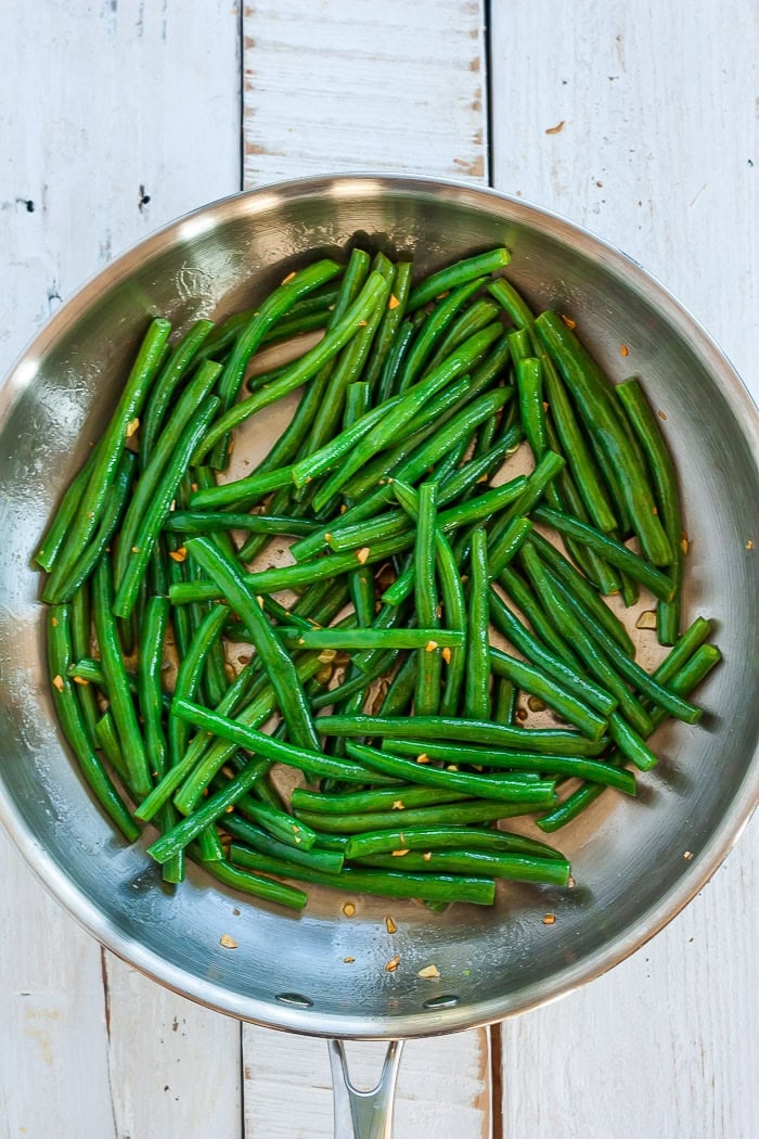 a skillet with green beans.