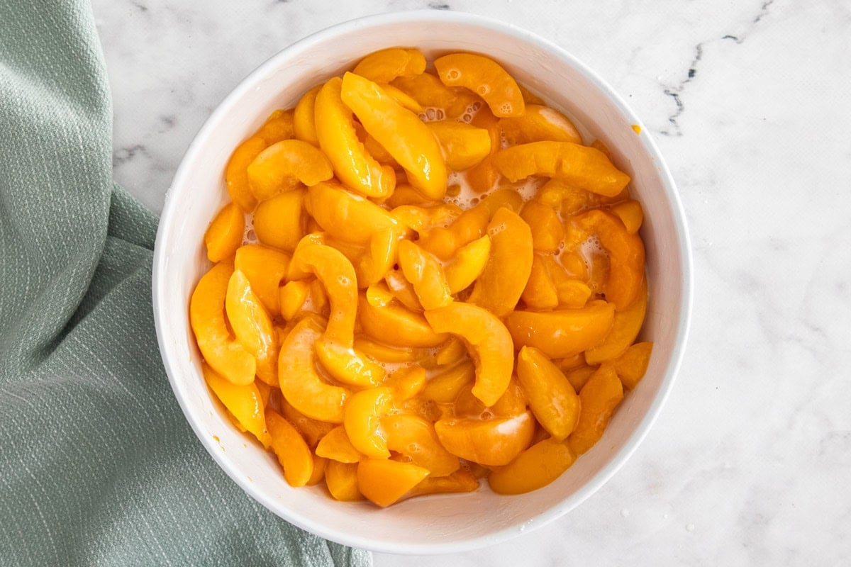 a bowl of sliced peaches.