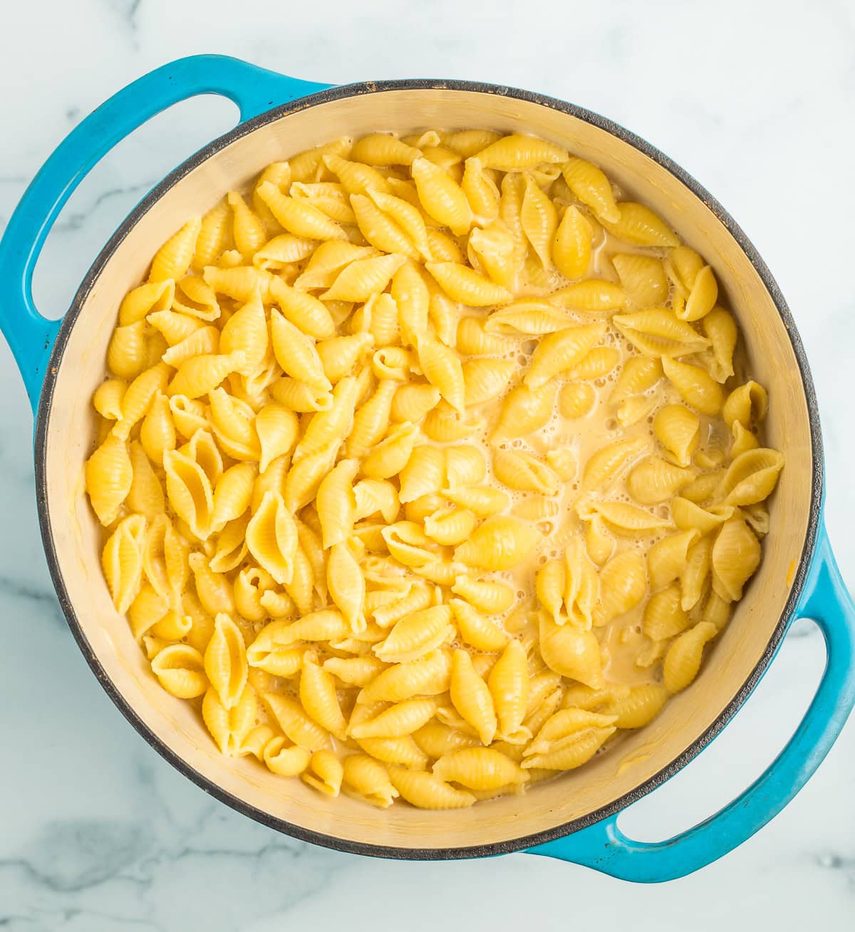 macaroni and cheese in a blue Dutch oven.
